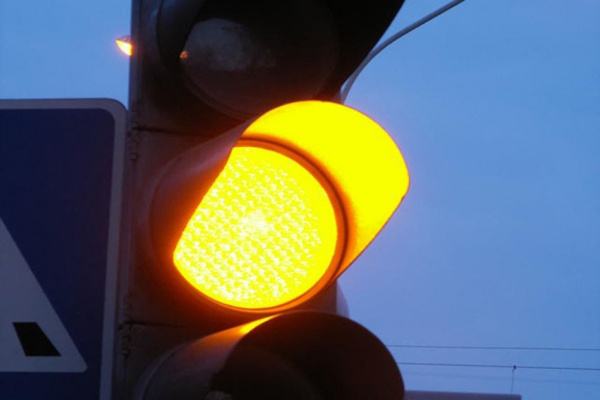 Право и закон: Начали наказывать водителей за проезд на желтый сигнал светофора