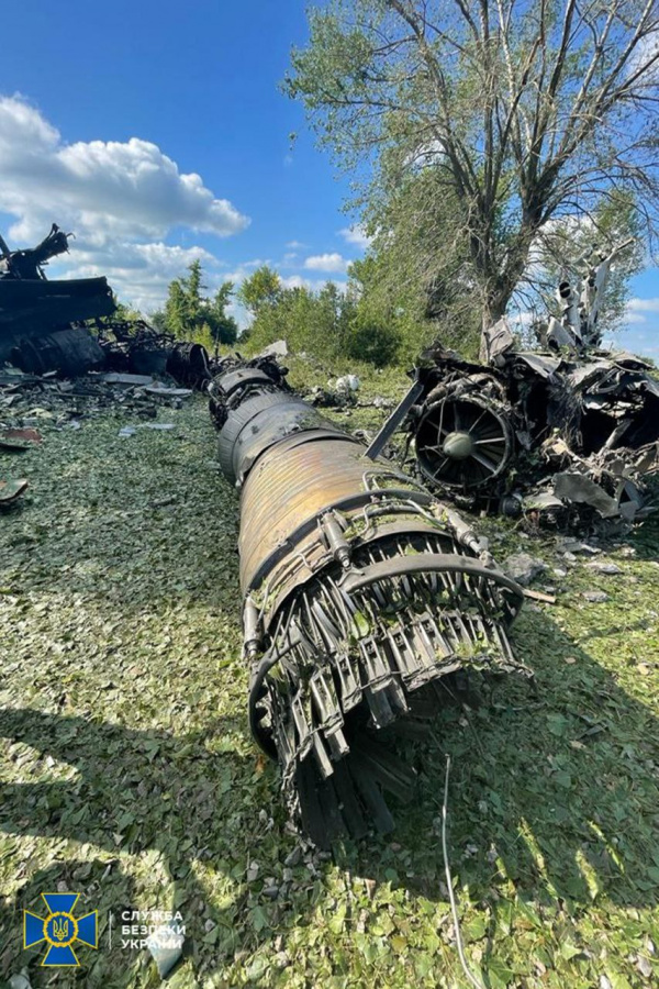 Спецоперация: Опубликованы фото последствий российского ракетного удара по аэродрому Канатово в Кировоградской области