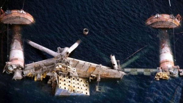 Происшествия: Затонувшая нефтяная платформа *Александр*