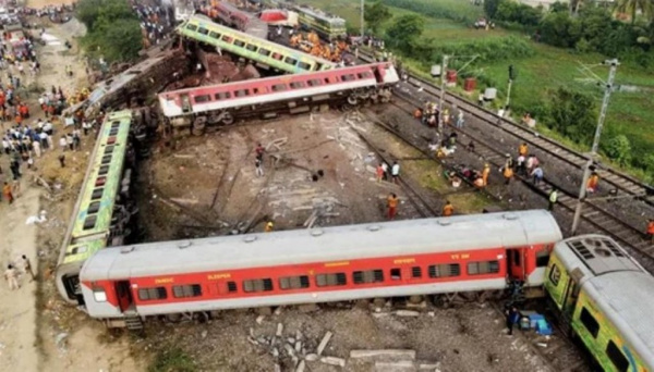 Происшествия: Cтолкновение поездов в Индии: погибло 288 человек