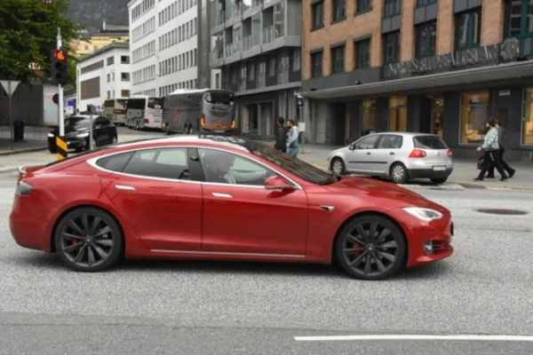 Интересное: Хакеры нашли вариант халявной активации опций на электромобилях Tesla