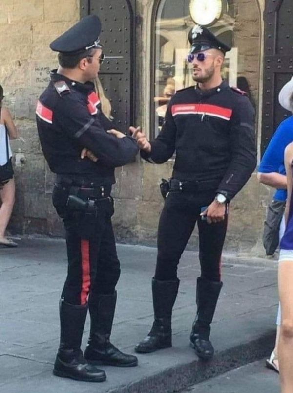 Картинки: Итальянские полицейские ( Голубая устрица :-) )