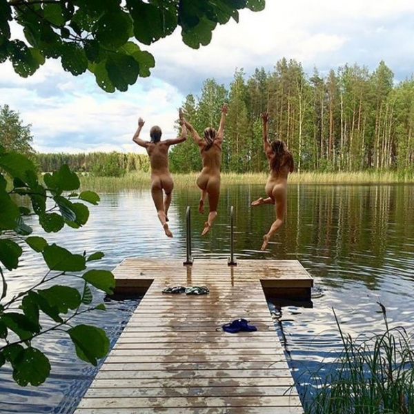 +18: Девки в озере купались...