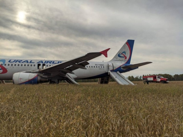 Происшествия: Самолет «Уральских авиалиний» совершил экстренную посадку на грунт