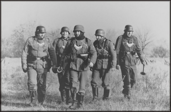 История: Зачем немецкие солдаты носили на груди пластины на цепи?