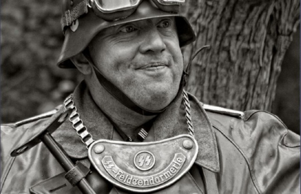 История: Зачем немецкие солдаты носили на груди пластины на цепи?