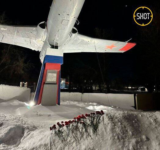 Происшествия: Стихийный мемориал появился в авиагородке Оренбурга в честь лётчиков, погибших при крушении Ил-76 в Белгородской области