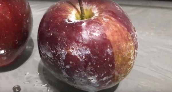 Полезные советы: Очищаем магазинные яблоки от воска