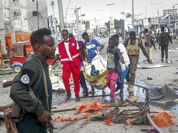 Терроризм: В столице Сомали Могадишо взорвались два заминированных автомобиля.  Как минимум 100 человек погибли