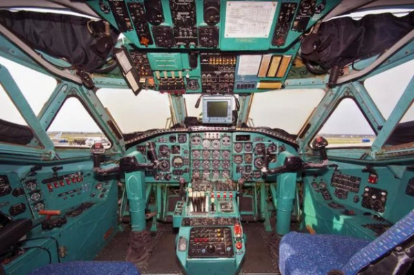 Интересное: Почему кабины советских самолетов всегда сине-зеленые?