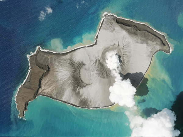 Природа: Вулкан Хунга-Тонга-Хунга-Хаапай до и после вчерашнего извержения.