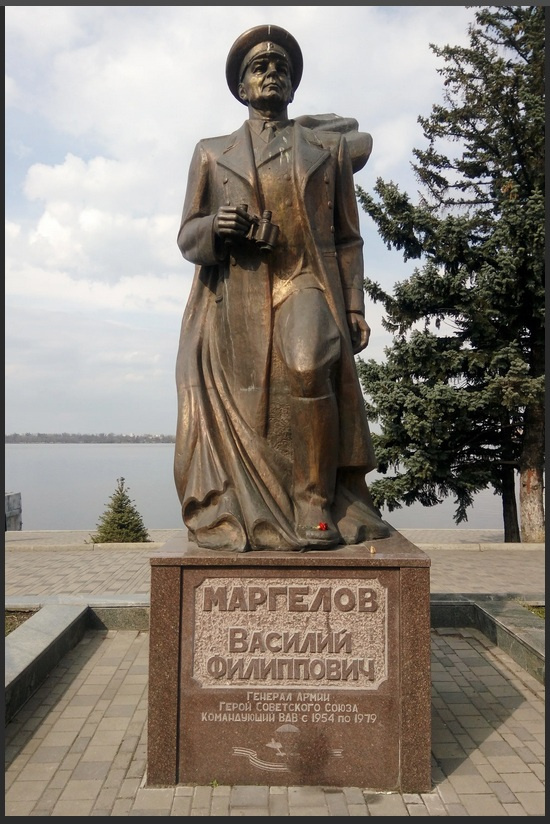 Безумный мир: В Днепропетровске планируют снести памятник Василию Маргелову