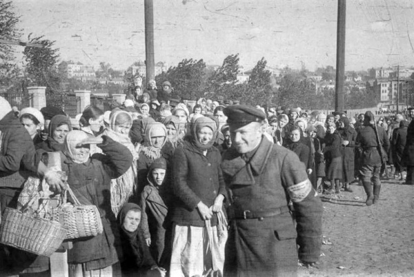 История: Украинские полицаи за работой. Киев. 1941 г.
