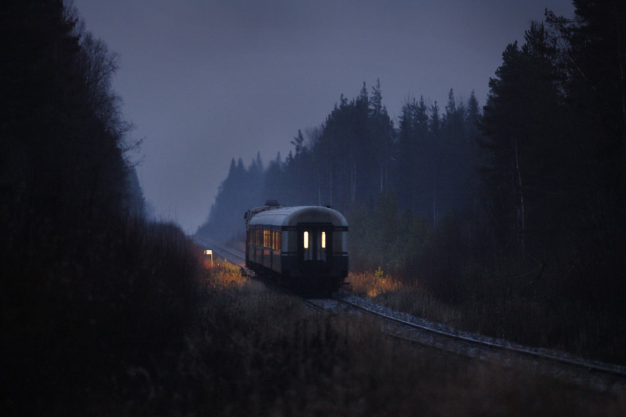 Электричка в никуда. Вагон в лесу. Поезд ночью. Поезд в лесу. Трамвай в тумане.