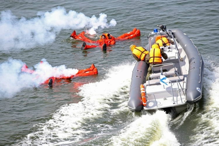 Спасательные работы на воде средства спасания. Аварийно-спасательное оборудование. Спасательный катер на корабле. Аварийно спасательный катер. Спасение людей на море.